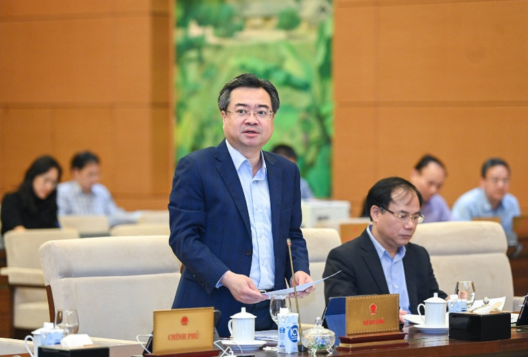 Bộ trưởng Xây dựng Nguyễn Thanh Nghị trình bày tờ trình tại phiên họp. (Ảnh: Duy Linh)