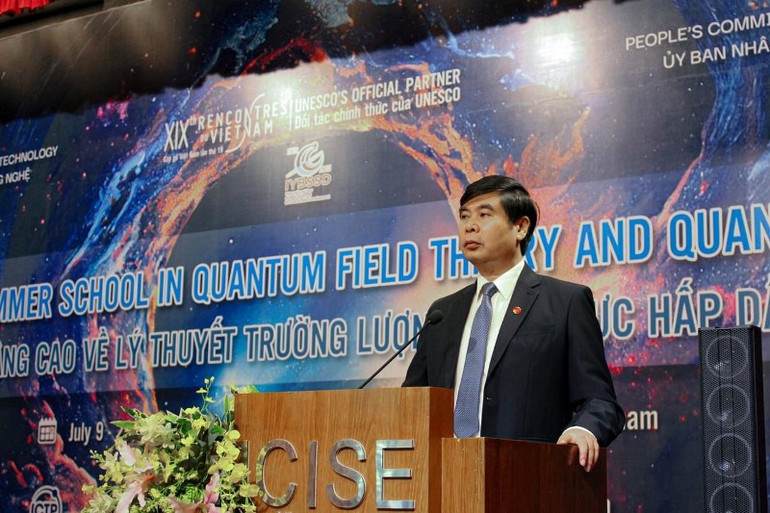 Ông Lâm Hải Giang - Phó Chủ tịch UBND tỉnh Bình Định phát biểu tại lễ khai mạc “Trường hè nâng cao về Lý thuyết trường lượng tử và Lực hấp dẫn lượng tử”. Ông Lâm Hải Giang - Phó Chủ tịch UBND tỉnh Bình Định phát biểu tại lễ khai mạc “Trường hè nâng cao về Lý thuyết trường lượng tử và Lực hấp dẫn lượng tử”.