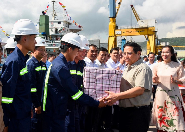 Thủ tướng Phạm Minh Chính trao tặng quà cho CBCNV Cảng biển Nghi Sơn.