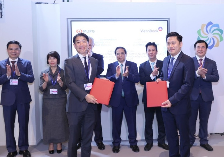 Ông Lê Duy Hải - Phó Tổng Giám đốc VietinBank và ông Daisuke Nishiyama - Giám đốc Điều hành, Trưởng Bộ phận Phát triển bền vững MUFG trao bản MOU dưới sự chứng kiến của Thủ tướng Chính phủ Phạm Minh Chính. Ông Lê Duy Hải - Phó Tổng Giám đốc VietinBank và ông Daisuke Nishiyama - Giám đốc Điều hành, Trưởng Bộ phận Phát triển bền vững MUFG trao bản MOU dưới sự chứng kiến của Thủ tướng Chính phủ Phạm Minh Chính.