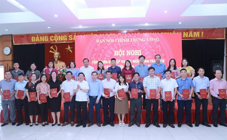 Hơn 100 học viên được trao chứng nhận bồi dưỡng nghiệp vụ. Hơn 100 học viên được trao chứng nhận bồi dưỡng nghiệp vụ.