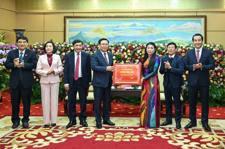 Chủ tịch Quốc hội Vương Đình Huệ trao tặng quà cho tỉnh Vĩnh Phúc.