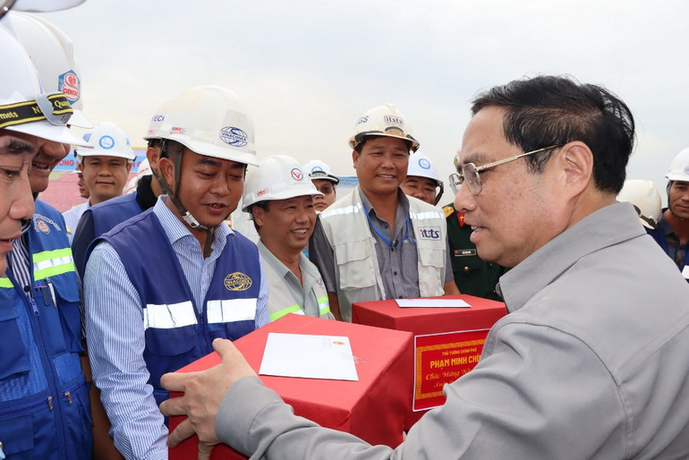 Thủ tướng Phạm Minh Chính động viên người lao động thi công Dự án đầu tư xây dựng sân bay Long Thành.