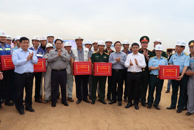 Thủ tướng Phạm Minh Chính tặng quà, chúc Tết công nhân trên công trường Dự án đầu tư xây dựng sân bay Long Thành.