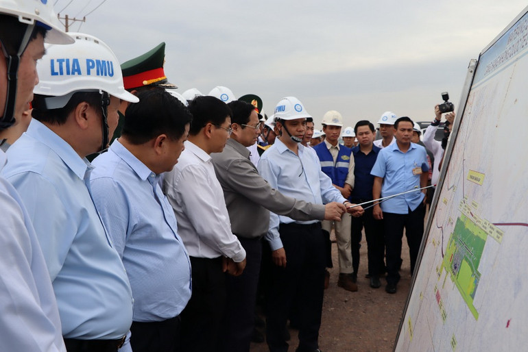 Lãnh đạo Tổng công ty Cảng hàng không Việt Nam báo cáo tiến độ thi công dự án đầu tư xây dựng sân bay Long Thành với Thủ tướng Phạm Minh Chính và Đoàn công tác.