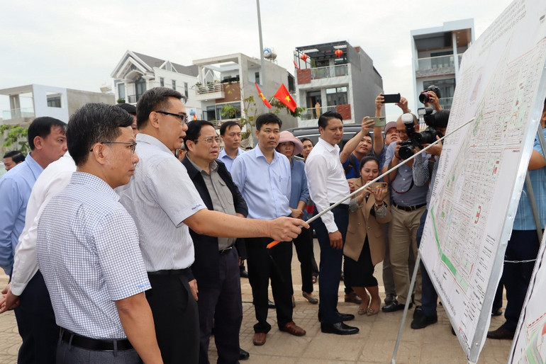 Lãnh đạo tỉnh Đồng Nai báo cáo với Thủ tướng Phạm Minh Chính và Đoàn công tác về quá trình đầu tư xây dựng khu tái định cư Lộc An - Bình Sơn.