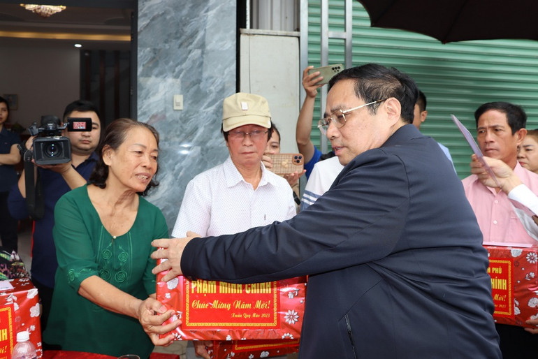 Thủ tướng Phạm Minh Chính tặng quà cho người dân khu tái định cư Lộc An - Bình Sơn.