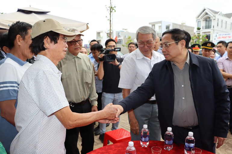 Thủ tướng Phạm Minh Chính thăm, chúc Tết nhân dân khu tái định cư Lộc An - Bình Sơn, huyện Long Thành, tỉnh Đồng Nai. Đây là khu tái định cư cho người dân di dời để xây dựng dự án sân bay Long Thành.