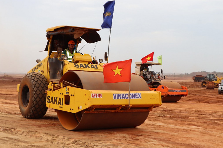 Công nhân thi công trên đại công trường dự án đầu tư xây dựng sân bay Long Thành.
