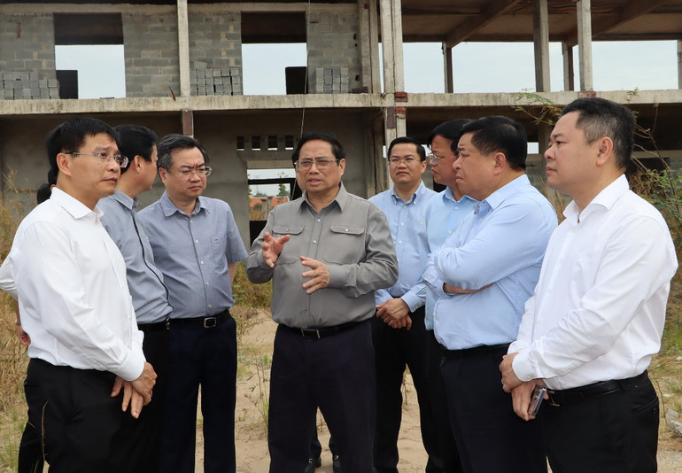 Thủ tướng Phạm Minh Chính kiểm tra công trình trường học thi công dang dở trong khu tái định cư Lộc An - Bình Sơn.