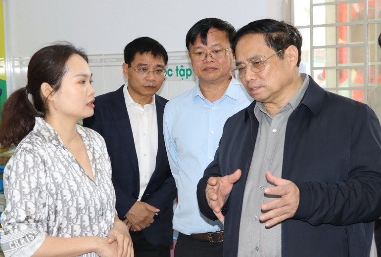 Thủ tướng Phạm Minh Chính thăm trường mầm non trong khu tái định cư Lộc An - Bình Sơn.