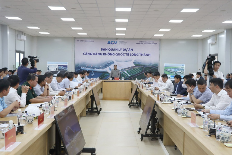 Quang cảnh buổi làm việc của Thủ tướng Phạm Minh Chính làm việc với lãnh đạo Tổng công ty Cảng hàng không Việt Nam, tỉnh Đồng Nai tại Ban Quản lý dự án sân bay Long Thành.