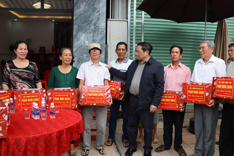Thủ tướng Phạm Minh Chính tặng quà cho người dân khu tái định cư Lộc An - Bình Sơn.