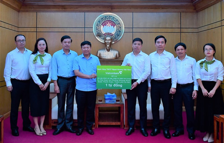 Đồng chí Hồng Quang - Thành viên HĐQT kiêm Giám đốc Khối Nhân sự, Chủ tịch Công đoàn Vietcombank (thứ 4 từ phải sang) trao cho đồng chí Phạm Anh Tuấn - Phó Chủ tịch Ủy ban Mặt trận Tổ quốc Việt Nam thành phố Hà Nội (thứ 4 từ trái sang) biển tượng trưng số tiền 1 tỷ đồng hỗ trợ các gia đình và nạn nhân bị thiệt hại trong vụ hỏa hoạn tại quận Thanh Xuân, Hà Nội. Đồng chí Hồng Quang - Thành viên HĐQT kiêm Giám đốc Khối Nhân sự, Chủ tịch Công đoàn Vietcombank (thứ 4 từ phải sang) trao cho đồng chí Phạm Anh Tuấn - Phó Chủ tịch Ủy ban Mặt trận Tổ quốc Việt Nam thành phố Hà Nội (thứ 4 từ trái sang) biển tượng trưng số tiền 1 tỷ đồng hỗ trợ các gia đình và nạn nhân bị thiệt hại trong vụ hỏa hoạn tại quận Thanh Xuân, Hà Nội.