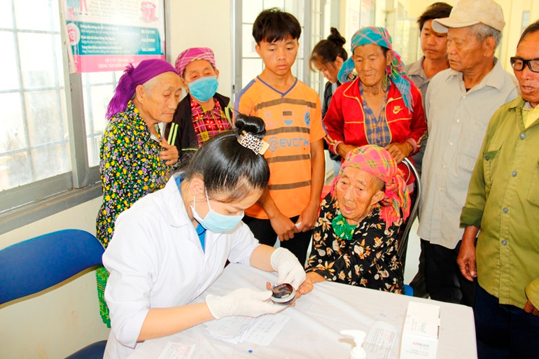 Khám bệnh và cấp thuốc miễn phí cho đồng bào dân tộc thiểu số có hoàn cảnh đặc biệt khó khăn ở thôn 14, xã Cư Kbang, huyện Ea Súp.