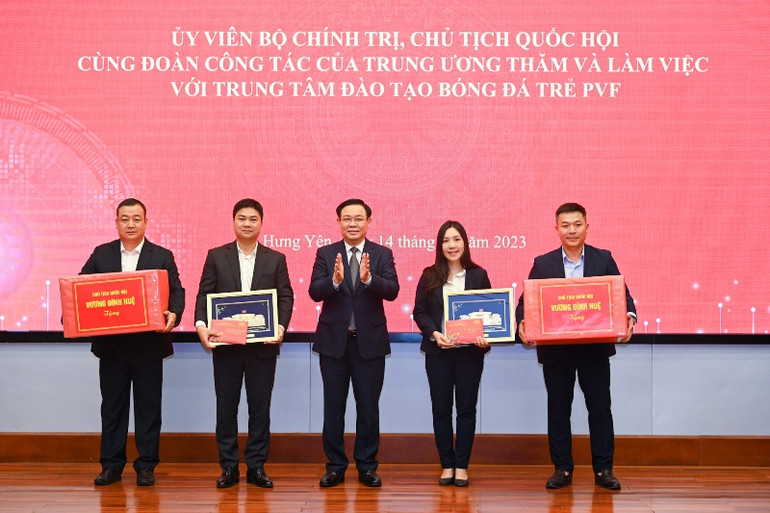 [Ảnh] Chủ tịch Quốc hội Vương Đình Huệ thăm Trung tâm đào tạo bóng đá trẻ PVF ảnh 8