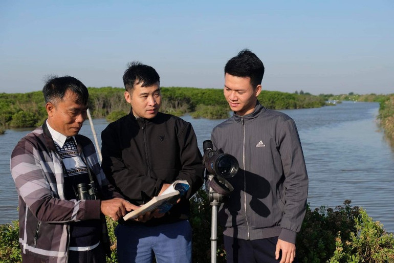 Khảo sát đầm nuôi trồng thủy sản quảng canh trong vùng đệm.