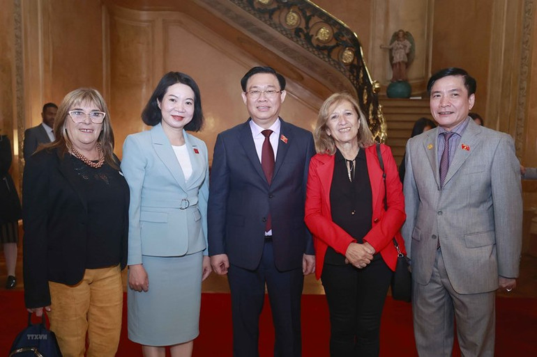 Chủ tịch Quốc hội Vương Đình Huệ với các đại biểu. (Ảnh: DOÃN TẤN/TTXVN)