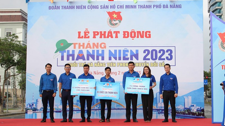 Trao các công trình cho quận, huyện đoàn.