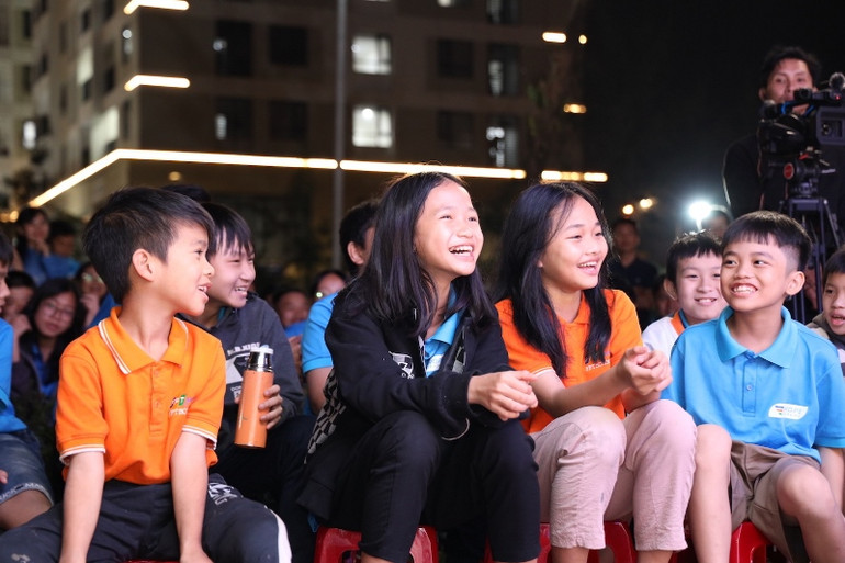 Đêm nhạc mang đến hạnh phúc cho các em bằng những nụ cười.