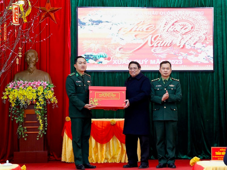 [Ảnh] Thủ tướng Phạm Minh Chính thăm, động viên và chúc Tết cán bộ, chiến sĩ Đồn Biên phòng Tà Lùng ảnh 12