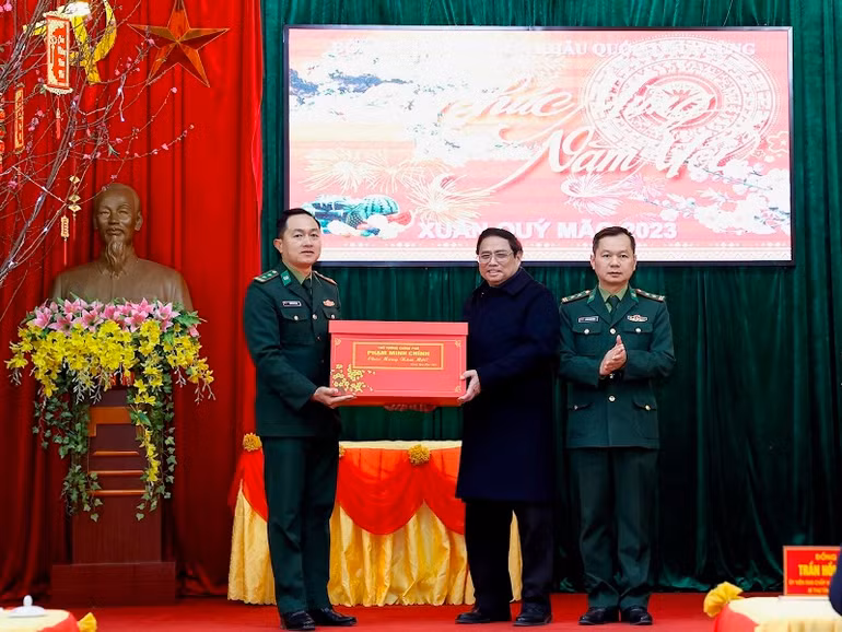 [Ảnh] Thủ tướng Phạm Minh Chính thăm, động viên và chúc Tết cán bộ, chiến sĩ Đồn Biên phòng Tà Lùng ảnh 12