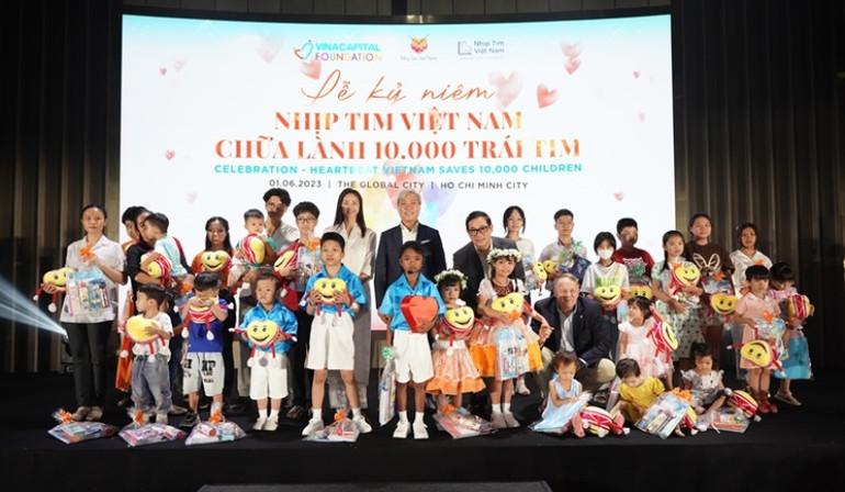 Các trẻ em mổ tim miễn phí được nhận quà từ chương trình nhân dịp Quốc tế Thiếu nhi 1/6.