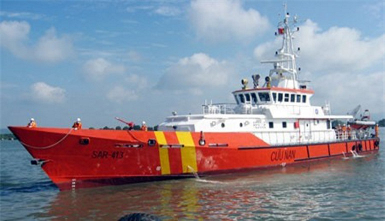 Tàu SAR 413 được Trung tâm Phối hợp tìm kiếm, cứu nạn hàng hải khu vực III điều động ra khu vực sà-lan bị nạn để tìm kiếm 4 thuyền viên.