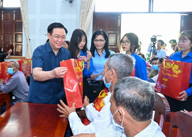 Chủ tịch Quốc hội Vương Đình Huệ tặng quà Tết cho các gia đình chính sách. (Ảnh Duy Linh) Chủ tịch Quốc hội Vương Đình Huệ tặng quà Tết cho các gia đình chính sách. (Ảnh Duy Linh)