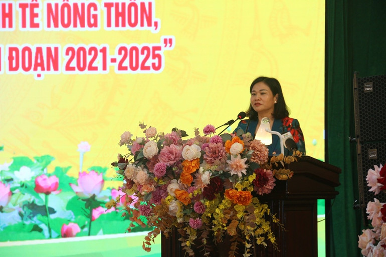 Phó Bí thư Thường trực Thành ủy Hà Nội Nguyễn Thị Tuyến phát biểu tại hội nghị. (Ảnh: Văn Lúa)