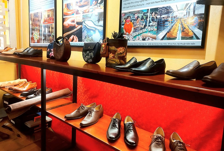 Một góc trưng bày sản phẩm thủ công nghề da-giầy. Một góc trưng bày sản phẩm thủ công nghề da-giầy.