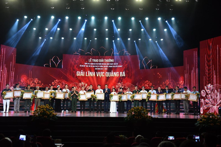 Các tập thể cá nhân được khen thưởng thành tích trong hoạt động quảng bá. Các tập thể cá nhân được khen thưởng thành tích trong hoạt động quảng bá.