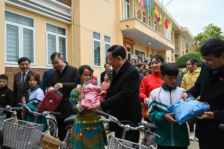 Chủ tịch Quốc hội Vương Đình và các đại biểu trao xe đạp và áo ấm cho các em học sinh. (Ảnh Duy Linh) Chủ tịch Quốc hội Vương Đình và các đại biểu trao xe đạp và áo ấm cho các em học sinh. (Ảnh Duy Linh)