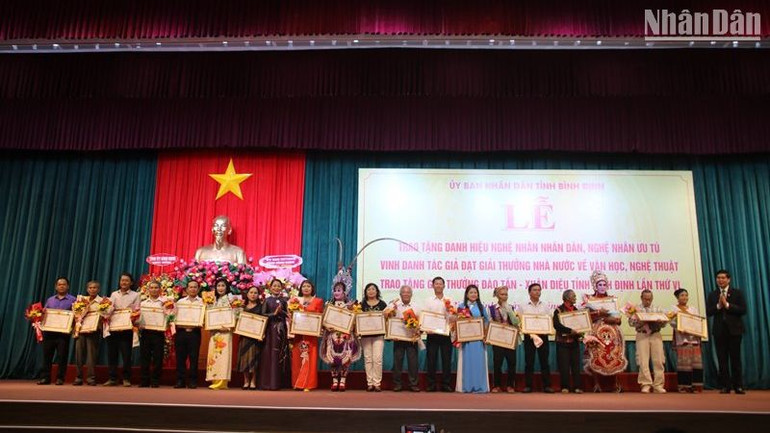 Lãnh đạo tỉnh Bình Định tặng hoa chúc mừng 19 nghệ sĩ được Chủ tịch nước phong tặng danh hiệu vinh dự Nhà nước Nghệ nhân ưu tú trong đợt xét tặng danh hiệu nghệ nhân lần thứ III.