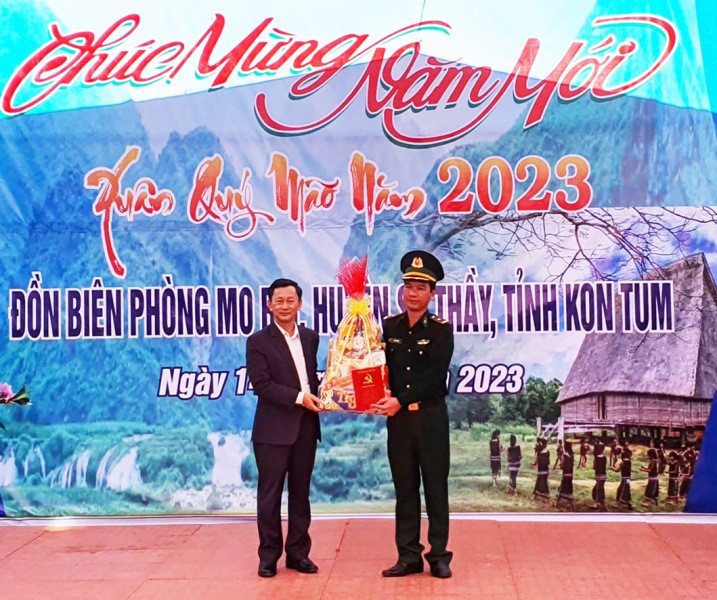 Đồng chí Dương Văn Trang, Ủy viên Trung ương Đảng, Bí thư Tỉnh ủy, Chủ tịch Hội đồng nhân dân tỉnh Kon Tum tặng quà cho Đồn Biên phòng Mô Rai.