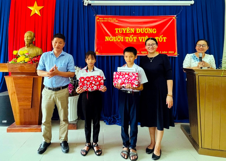 Phó Giám đốc Sở Giáo dục và Đào tạo tỉnh Đồng Nai Đỗ Đăng Bảo Linh tặng quà cho 2 em học sinh. Phó Giám đốc Sở Giáo dục và Đào tạo tỉnh Đồng Nai Đỗ Đăng Bảo Linh tặng quà cho 2 em học sinh.