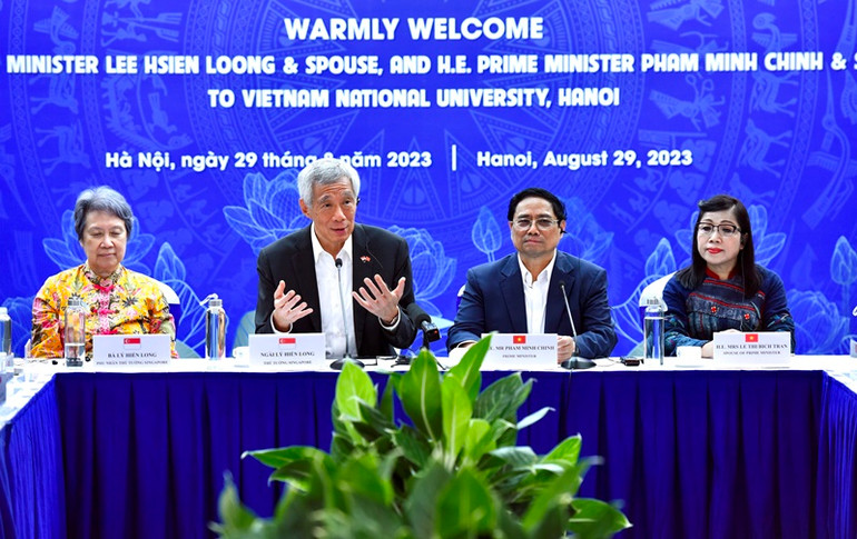 Thủ tướng Lý Hiển Long trả lời câu hỏi của các sinh viên Việt Nam.