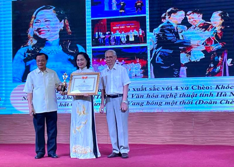 NSND Trịnh Thúy Mùi được trao Giải thưởng Đào Tấn với vai trò Đạo diễn Chèo xuất sắc. NSND Trịnh Thúy Mùi được trao Giải thưởng Đào Tấn với vai trò Đạo diễn Chèo xuất sắc.