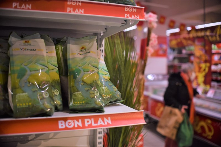 Những sản phẩm có thể mạnh của Việt Nam như gạo, cà-phê,... xuất hiện ngày một nhiều trên các gian hàng siêu thị Pháp do nhu cầu tiêu dùng tăng cao. (Ảnh: MINH DUY)