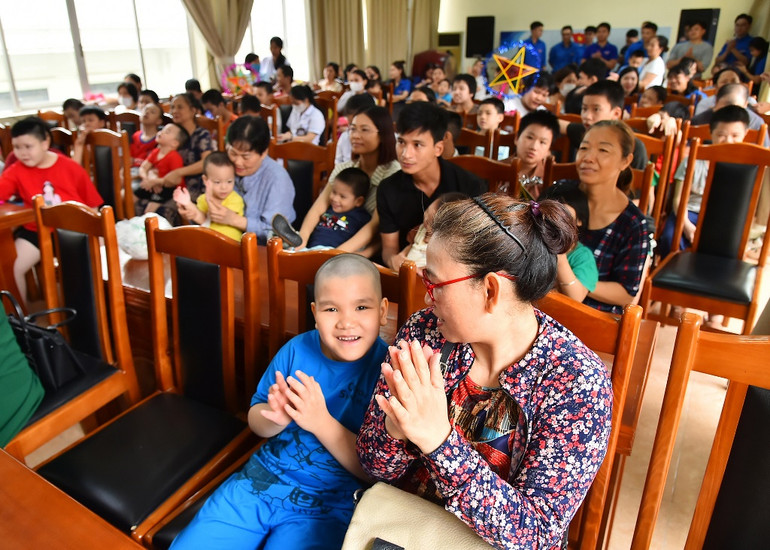 [Ảnh] Trung thu yêu thương cùng các em thiếu nhi tại Bệnh viện Phục hồi chức năng Hà Nội ảnh 3