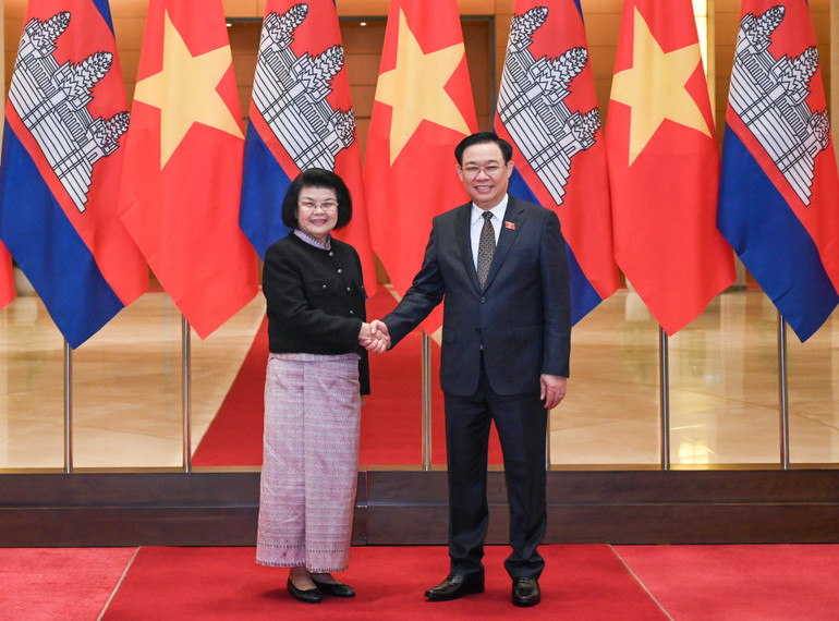 Chủ tịch Quốc hội Vương Đình Huệ và Chủ tịch Quốc hội Campuchia Samdech Khuon Sudary tại lễ đón.