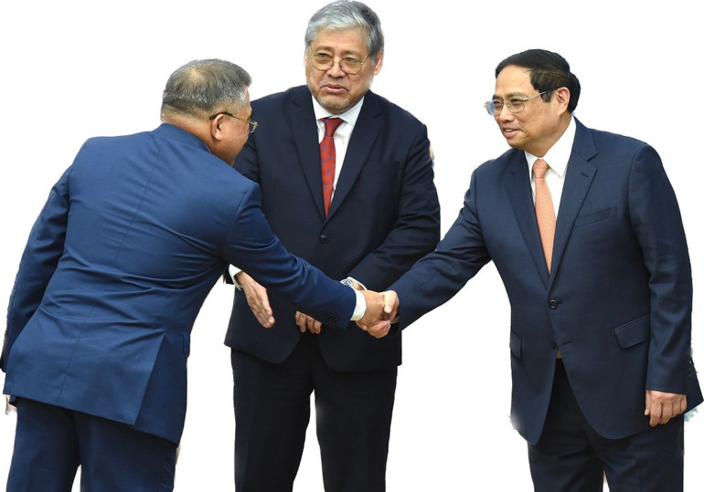 Thủ tướng Phạm Minh Chính đón các thành viên đi cùng Bộ trưởng Ngoại giao Philippines Enrique Manalo.