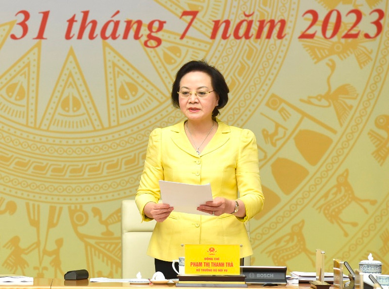 Bộ trưởng Nội vụ Phạm Thị Thanh Trà trình bày nội dung Nghị quyết của Ủy ban Thường vụ Quốc hội về sắp xếp đơn vị hành chính cấp huyện, cấp xã giai đoạn 2023-2030.