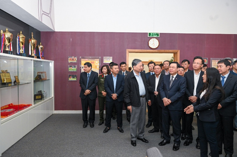 [Ảnh] Chủ tịch Quốc hội Vương Đình Huệ thăm Trung tâm đào tạo bóng đá trẻ PVF ảnh 2