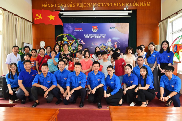 [Ảnh] Trung thu yêu thương cùng các em thiếu nhi tại Bệnh viện Phục hồi chức năng Hà Nội ảnh 13