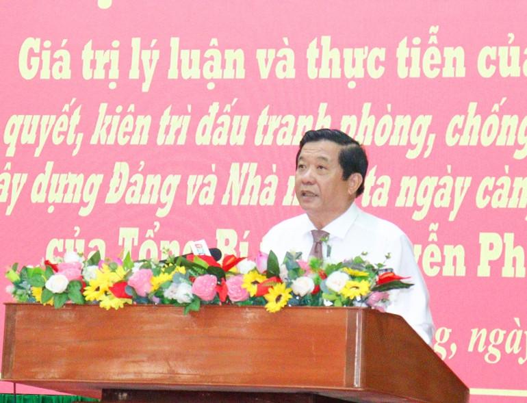 Bí thư Tỉnh ủy Vĩnh Long Bùi Văn Nghiêm phát biểu tại buổi Tọa đàm. (Ảnh: BÁ DŨNG)