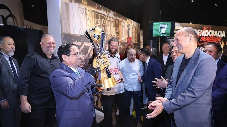 Thủ tướng Phạm Minh Chính thăm phòng trưng bày của Câu lạc bộ Bóng đá Corinthians Paulista. (Ảnh: Dương Giang/TTXVN)