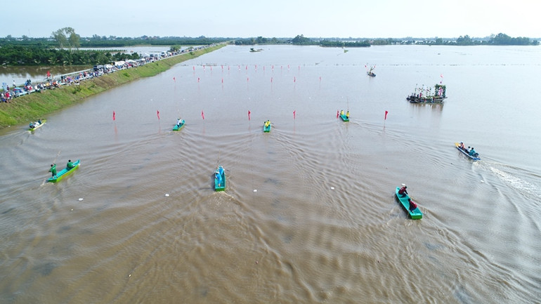 Ngành văn hóa tổ chức vui chơi giải trí trong mùa nước nổi.