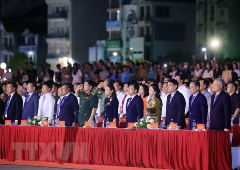 Các đại biểu thực hiện nghi thức chào cờ. (Ảnh: Thống Nhất/TTXVN) Các đại biểu thực hiện nghi thức chào cờ. (Ảnh: Thống Nhất/TTXVN)