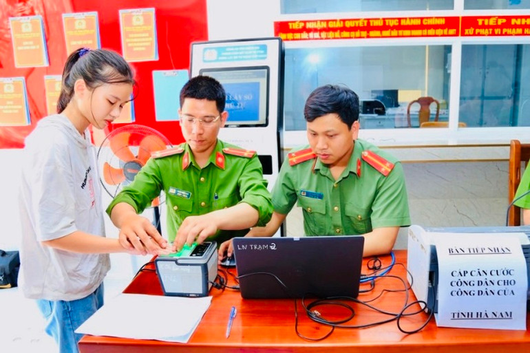 Tổ lưu động đi khắp cả nước thu thập thông tin hồ sơ cấp căn cước công dân.